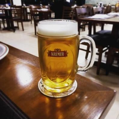 Caneca de chopp gelado no salão