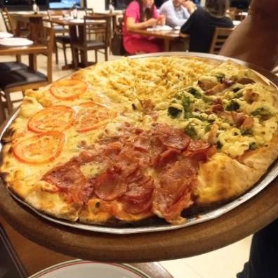 Pizza com quatro sabores do rodízio