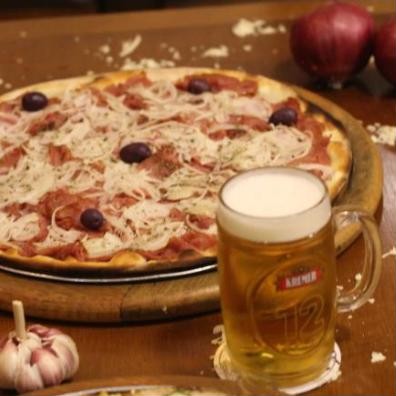 Pizza com caneca de chopp